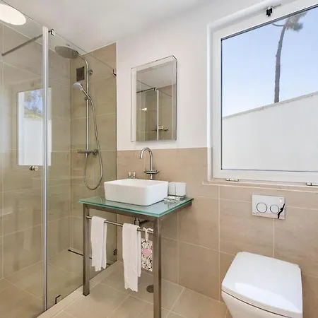 Vila Sleeps 8 Pool Air Con T607959